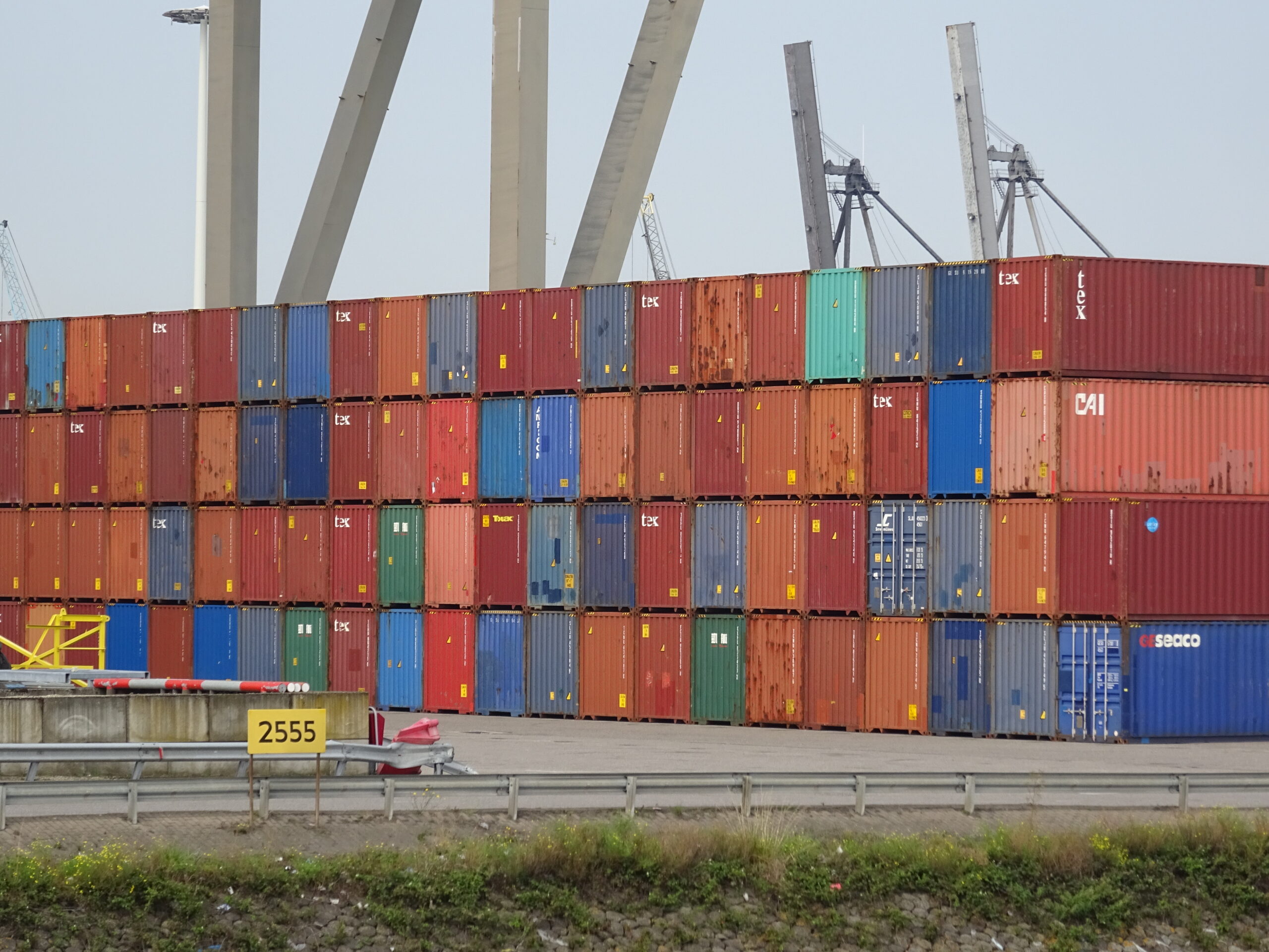 Contenedores Puerto Scaled